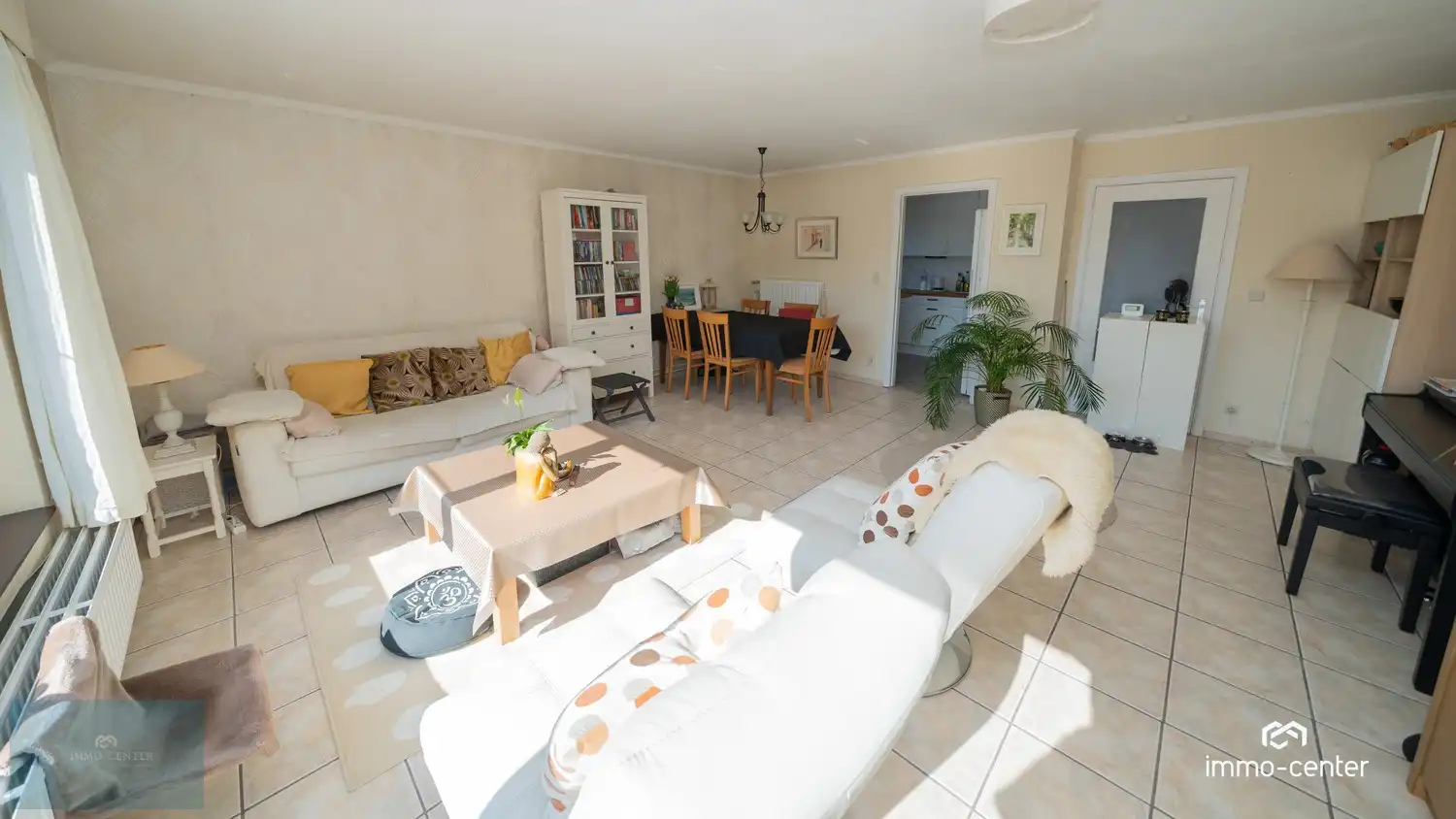 Instapklaar 2-slaapkamer appartement met zolder, 2 garages, carport en prachtige tuin foto {{pictureIndex}}