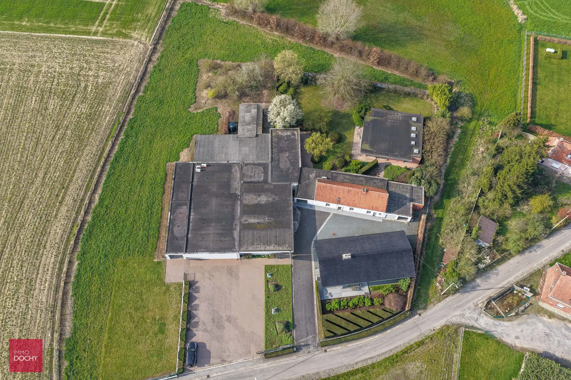 Landelijk en rustig gelegen villa met verschillende gebouwen dienstig voor bedrijvigheid foto 3