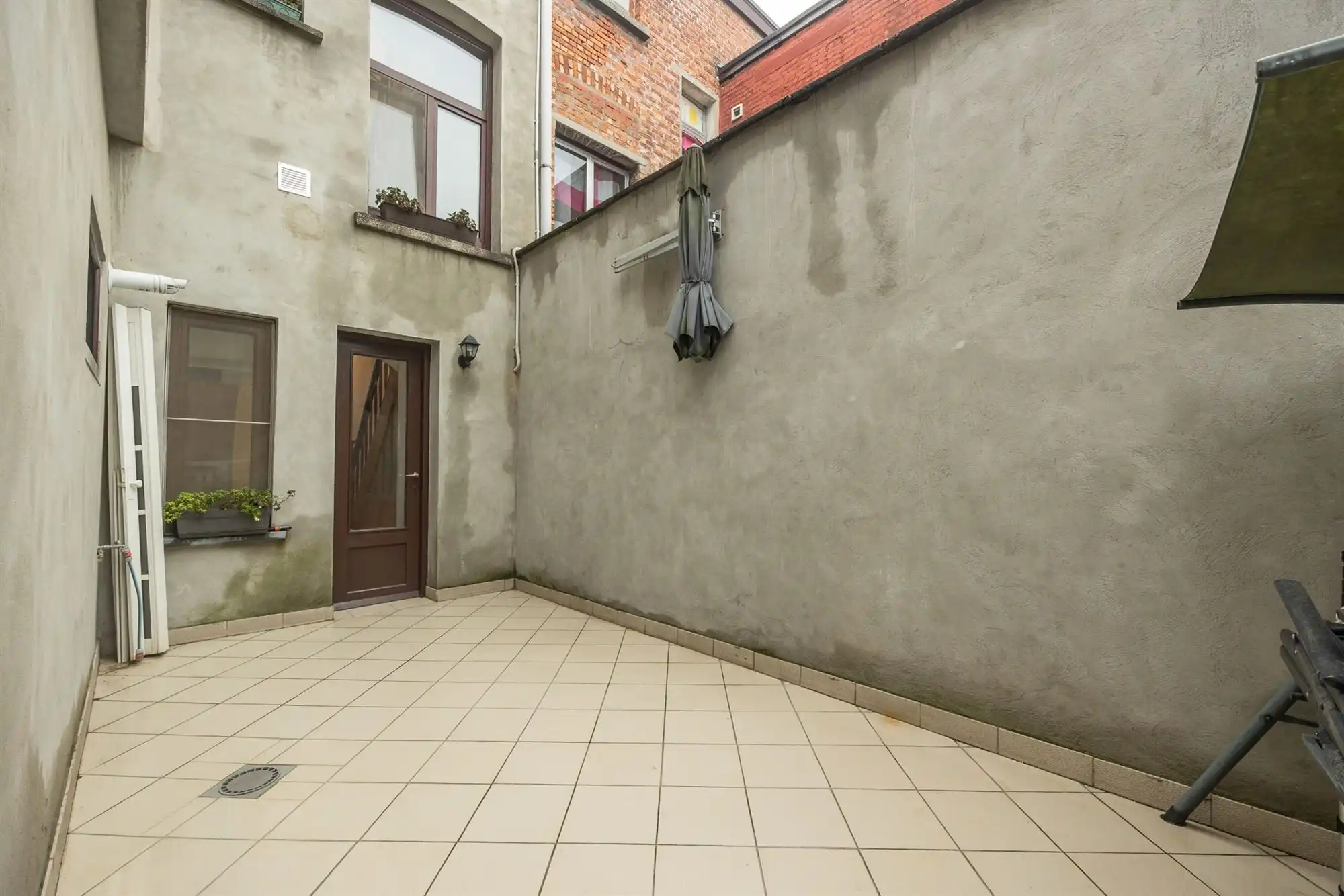 Instapklare woning met 2 à 3 slaapkamers en stadskoer foto 9