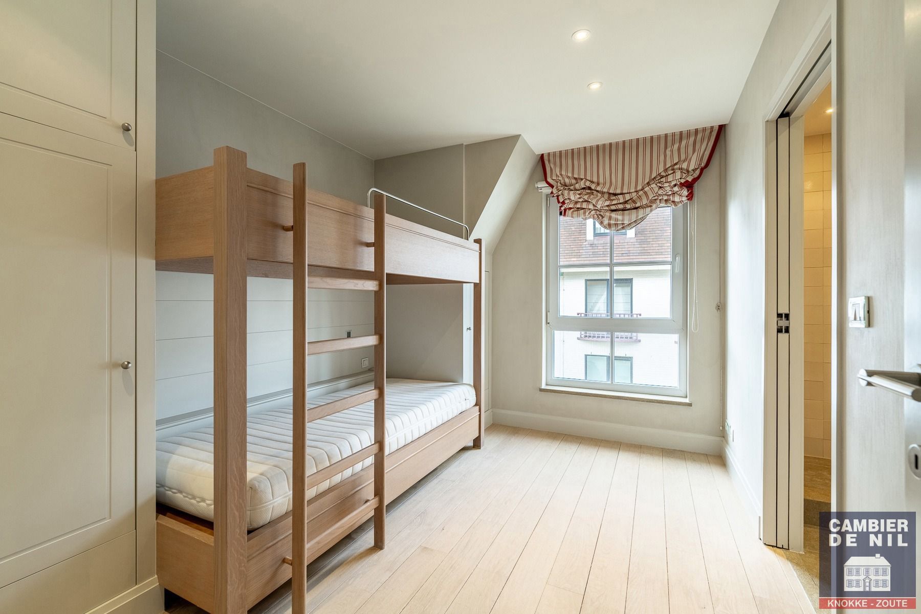 Ruim (155 m²) gemeubeld 3 SK appartement in hartje Zoute foto 19