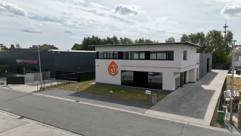 Uniek kantoorgebouw te  huur met magazijn foto {{pictureIndex}}