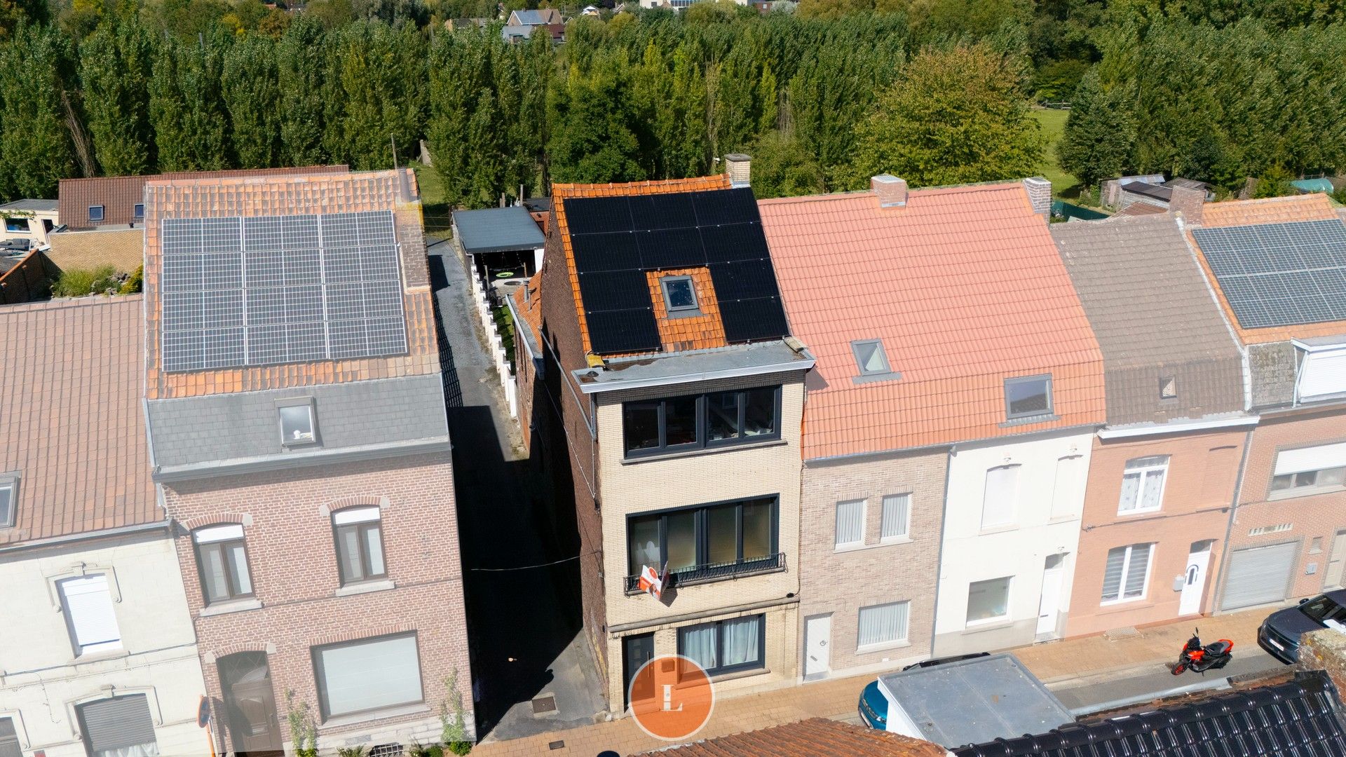 Te koop ruime half open woning met 5 slaapkamers en uitweg te Menen. foto {{pictureIndex}}