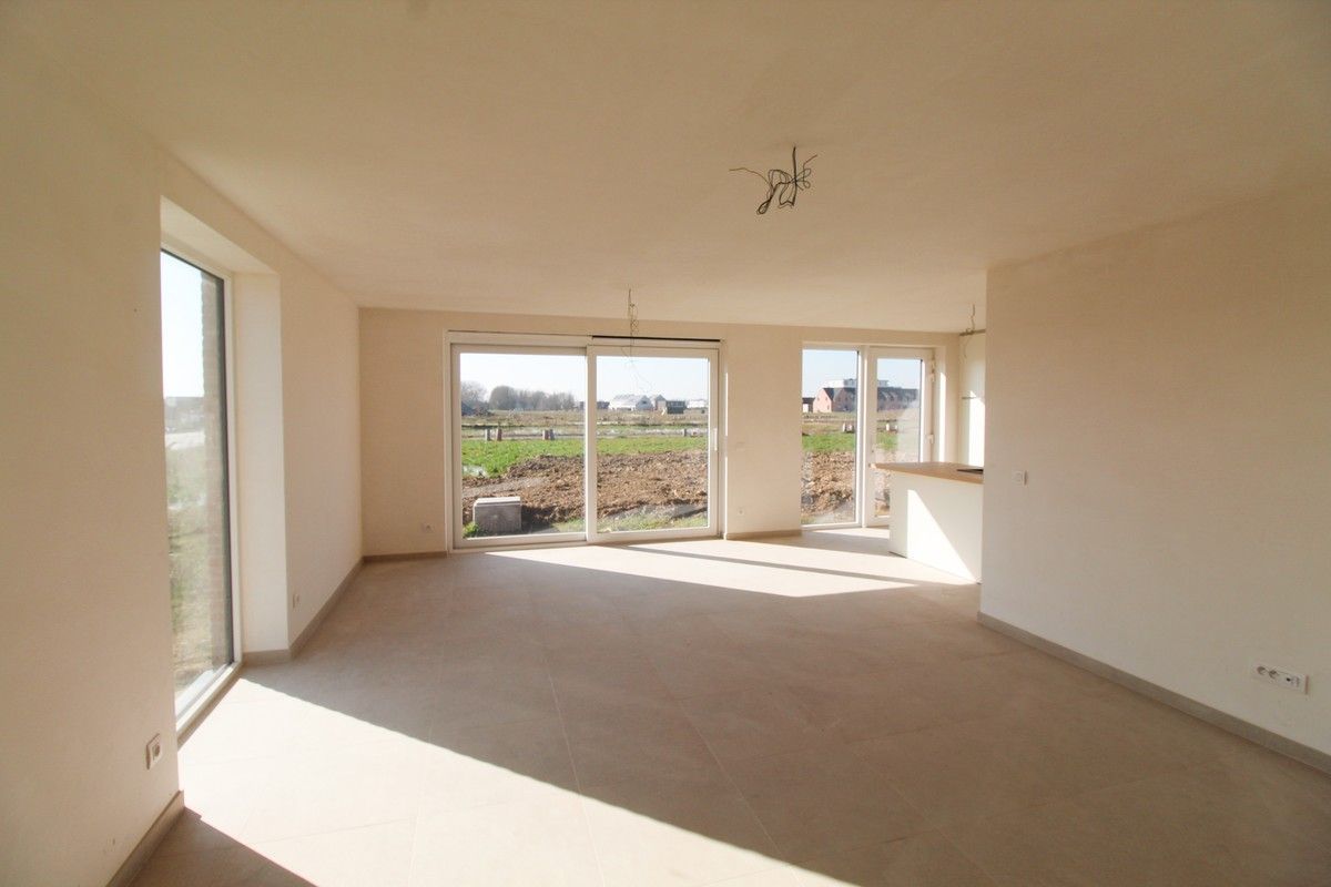 Halfopen nieuwbouwwoning met garage Roeselare foto 2