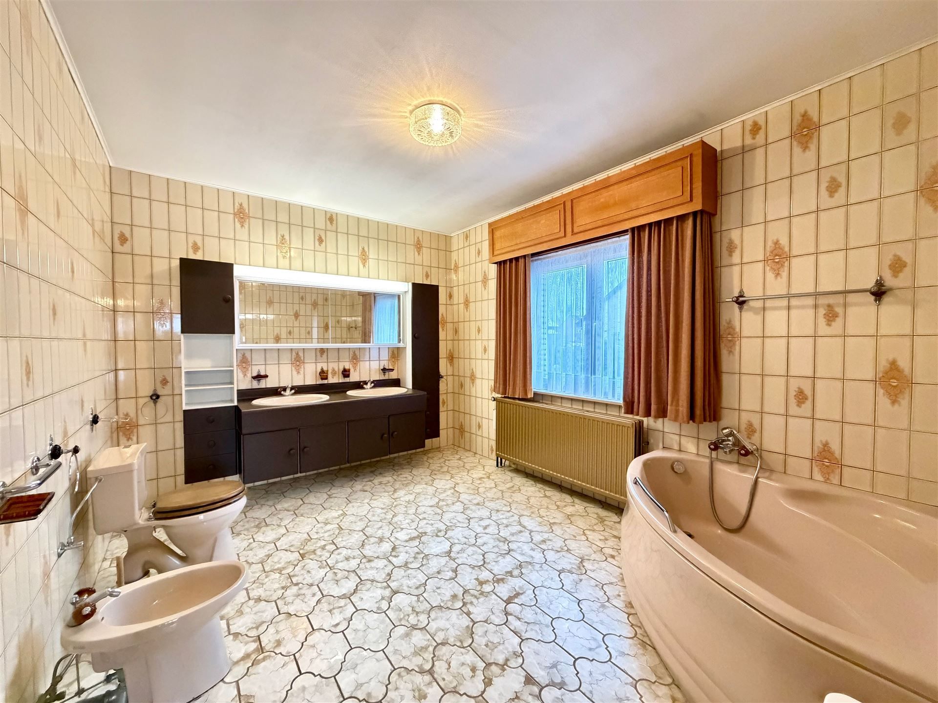 Zeer ruime villa (483 m²) op 16a48ca in Dilsen-Stokkem, goed onderhouden en vol potentieel om te transformeren tot uw hedendaagse droomwoning. foto 22