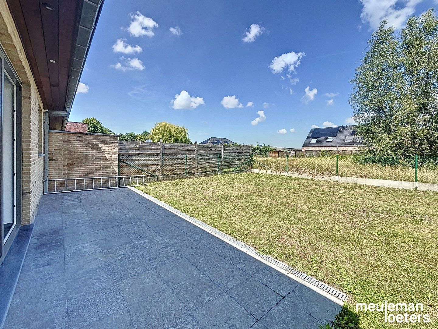 Ruime gezinswoning met garage foto 2