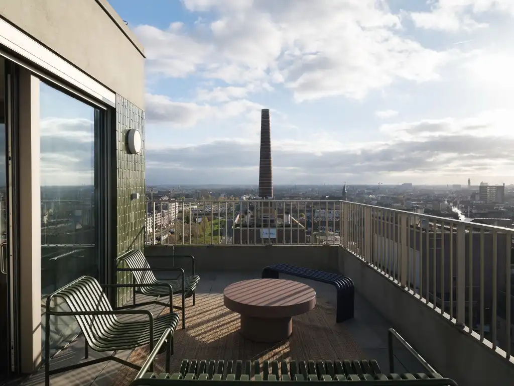 Luxe penthouse (bj. 2021) met twee kamers en een uitzonderlijk terras met panoramisch zicht over Gent en zijn torens. foto {{pictureIndex}}