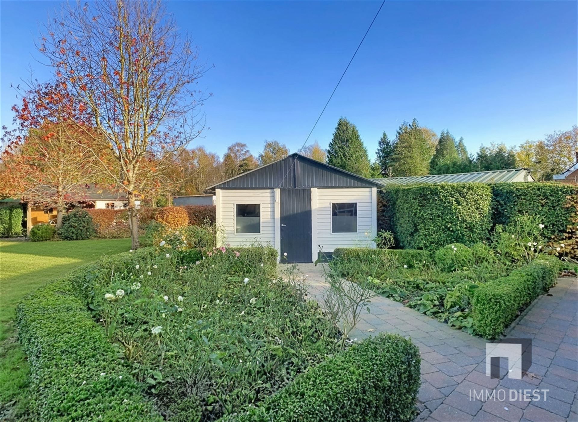 Aantrekkelijke en instapklare woning met 3 slaapkamers en prachtig aangelegde tuin op 12a 77ca. foto 34