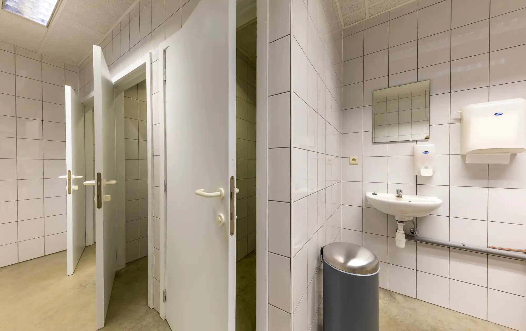  Zoeken op trefwoorden ... Vergelijk aanbiedingen TE KOOP: Bedrijfshal van 850m2 op gunstige locatie in Bree (industrieterrein Vostert) foto 7