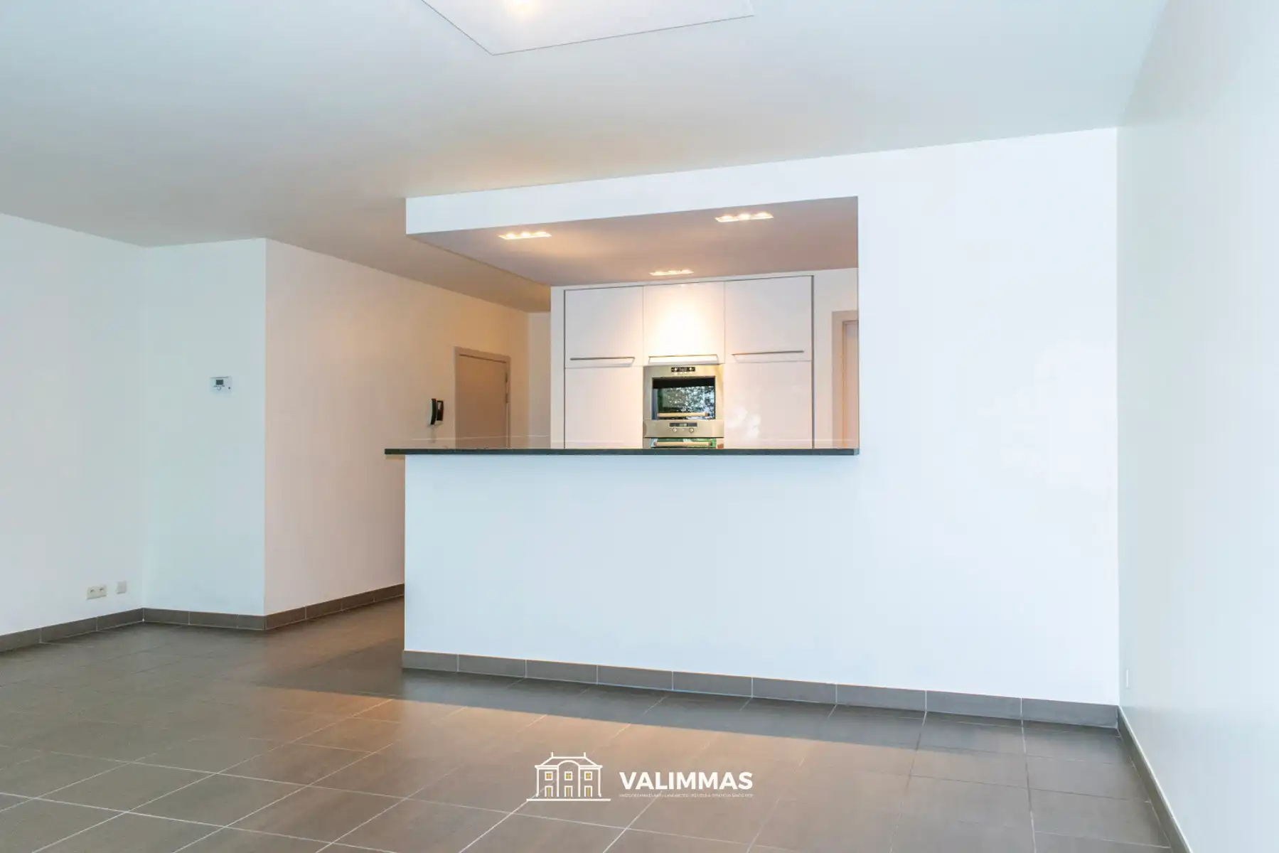 Instapklaar appartement met terras, kelder en event. garage. foto 17