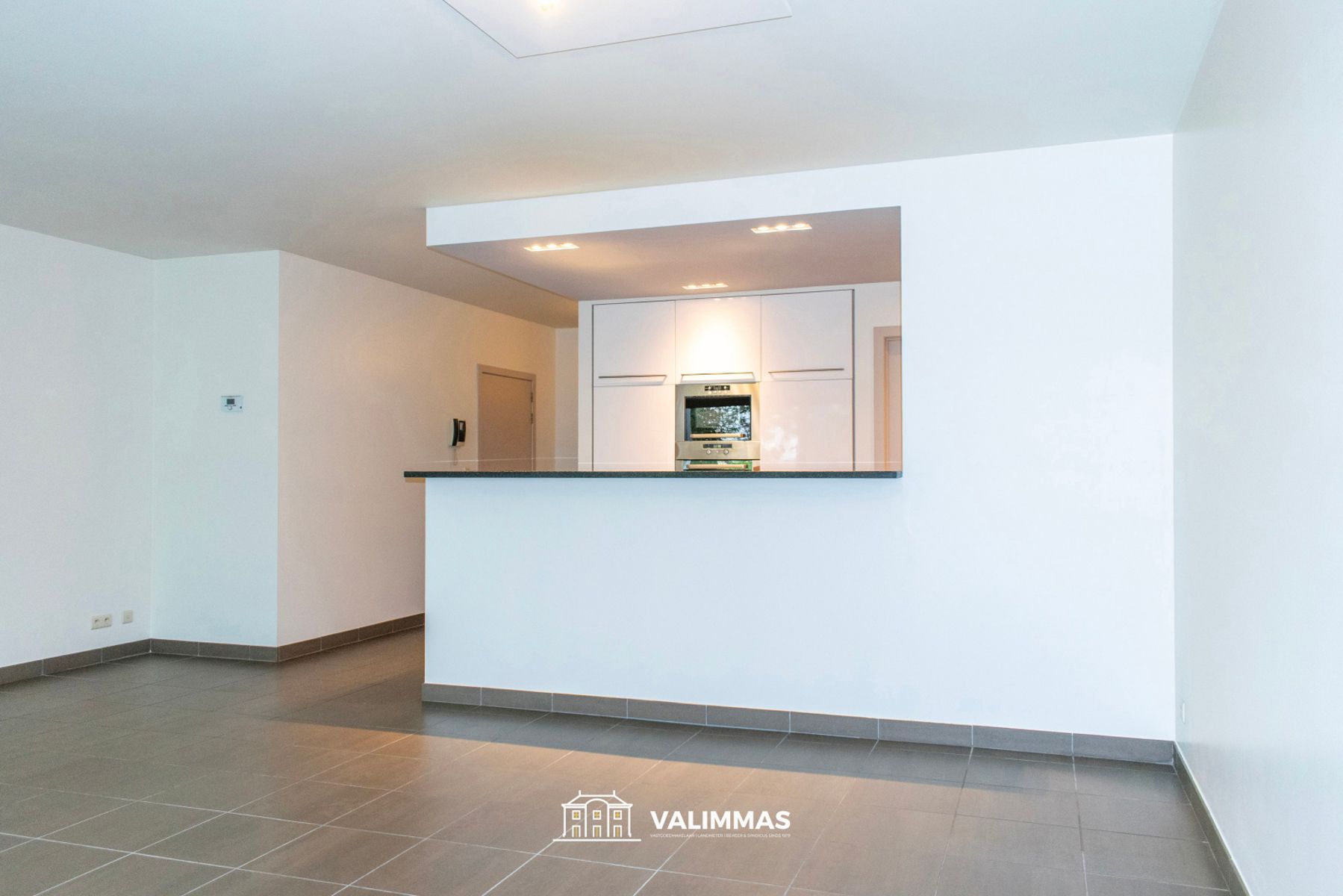 Instapklaar appartement met terras, kelder en event. garage. foto 17