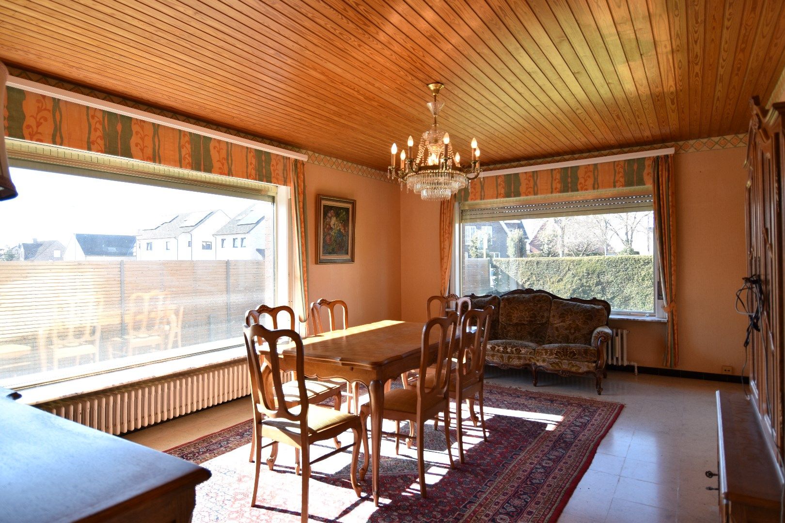 Gezinswoning op een perceel van 1244 m² met 4 slaapkamers, zonnige tuin en dubbele garage te koop in Ooigem/Wielsbeke foto 2