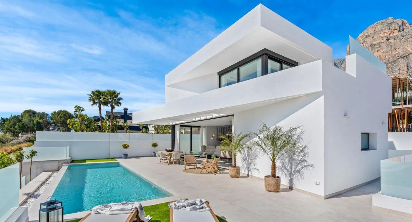 Betreed een nieuwe dimensie van luxe: prachtige, nieuwe villa's in Polop foto {{pictureIndex}}