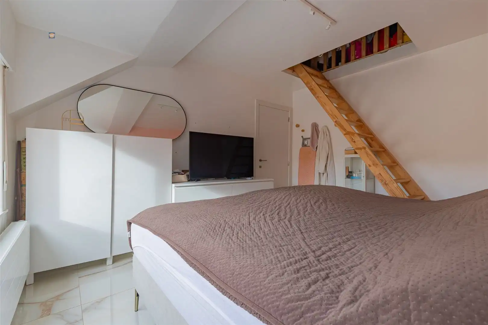 Ruime halfopen woning met grote tuin en 3 slaapkamers foto 22