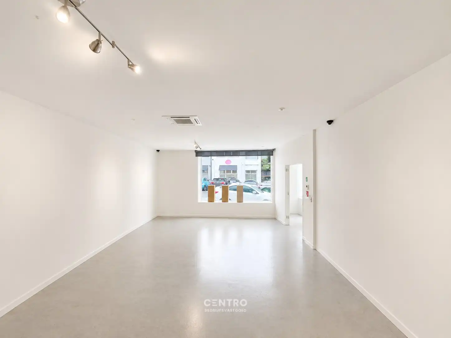 Lichtrijke KANTOOR / PRAKTIJKRUIMTE  ± 40m² te HUUR in het centrum Roeselare. foto 6