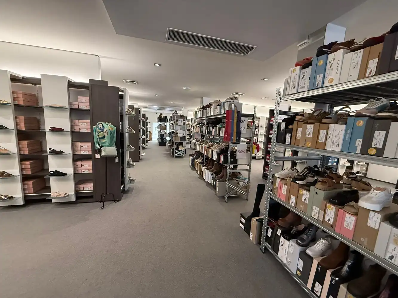 BAANWINKEL MET PARKING NABIJ MEDI MARKET, CARREFOUR, KRËFEL, ... foto 10