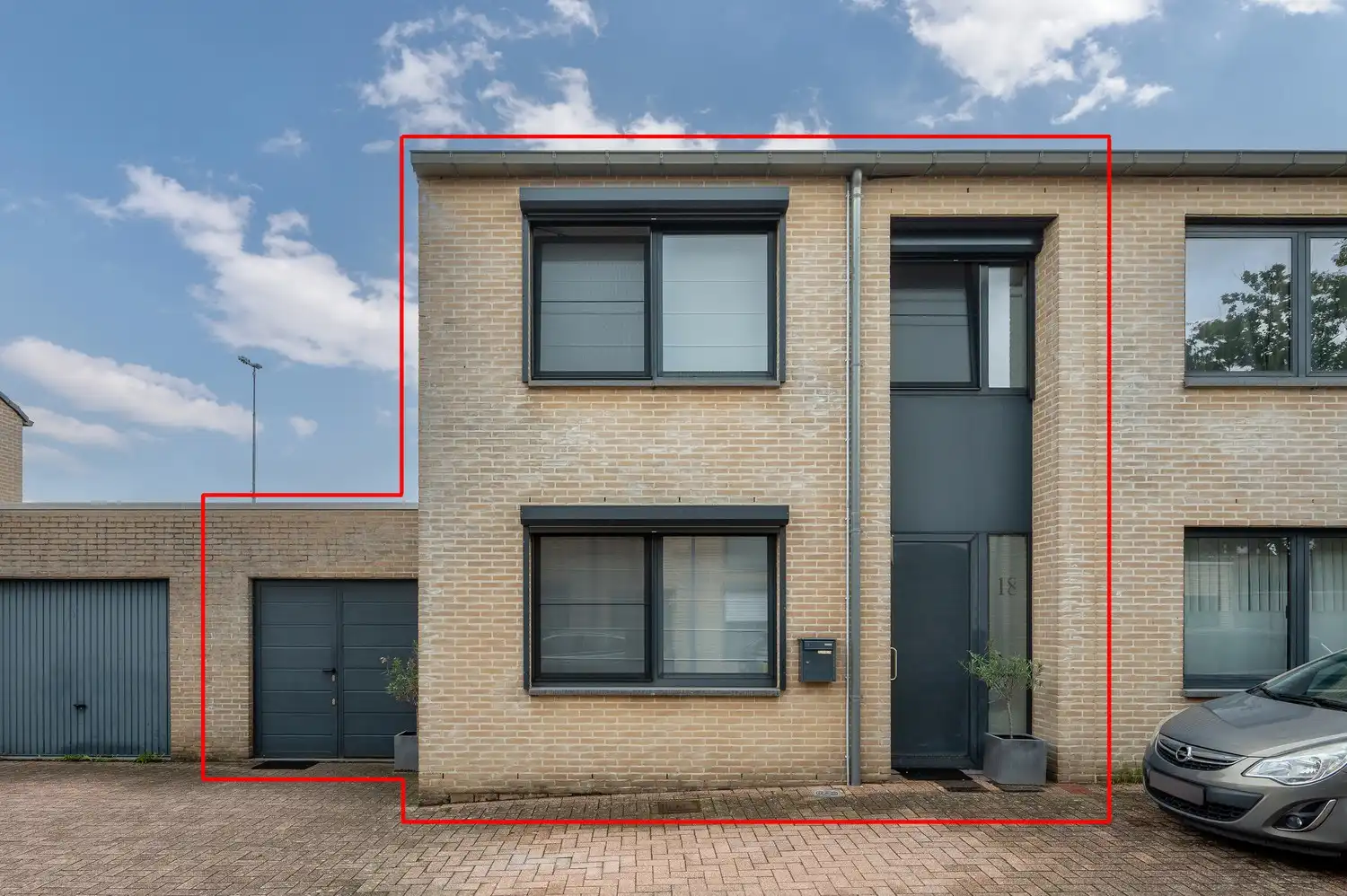 Ruime halfopen bebouwing in een doodlopende straat in Kontich foto 2