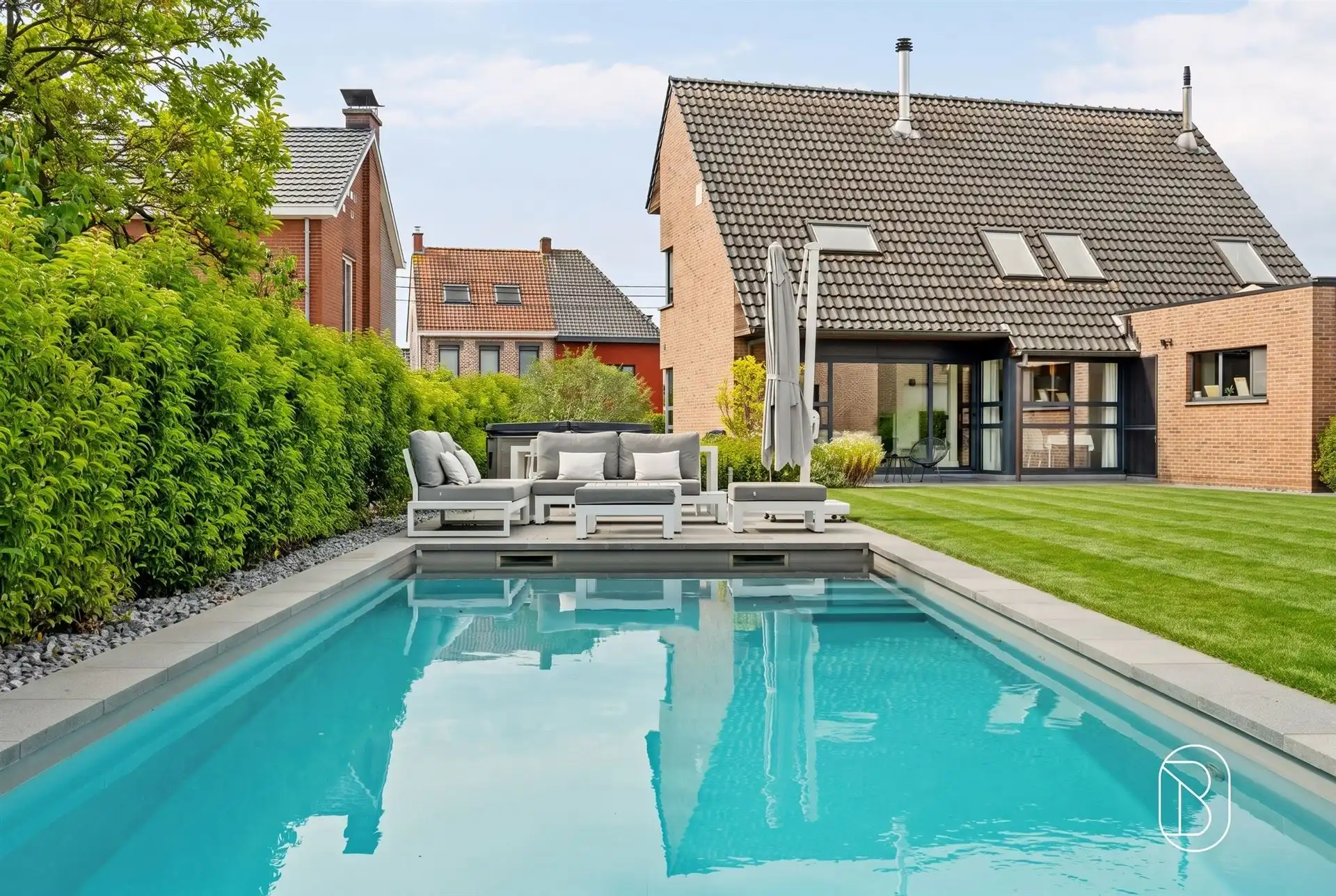 Instapklare woning met zwembad en bijgebouw foto 3