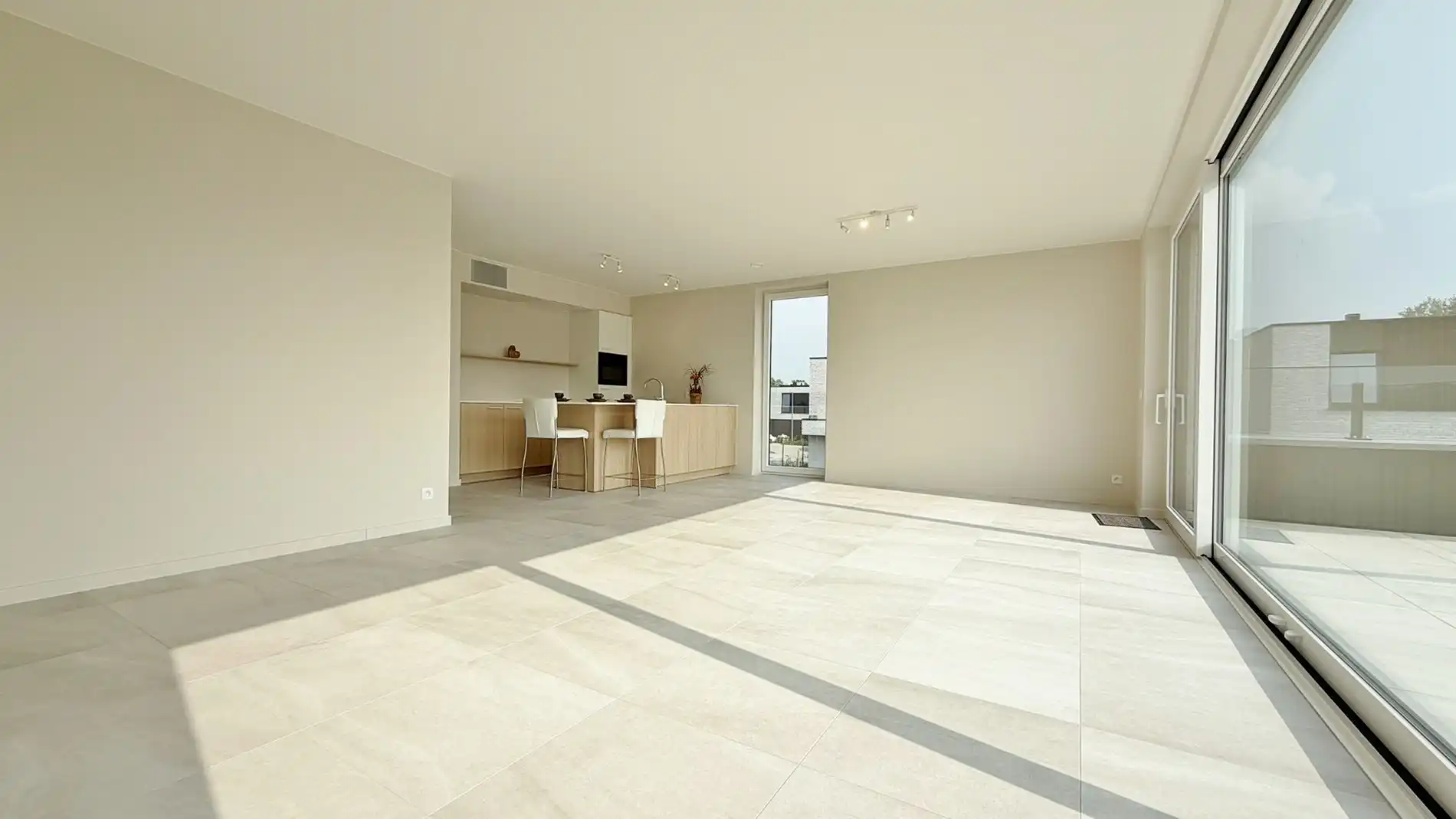 Lichtrijk appartement in een rustige, groene omgeving met groot terras en carport. foto 4