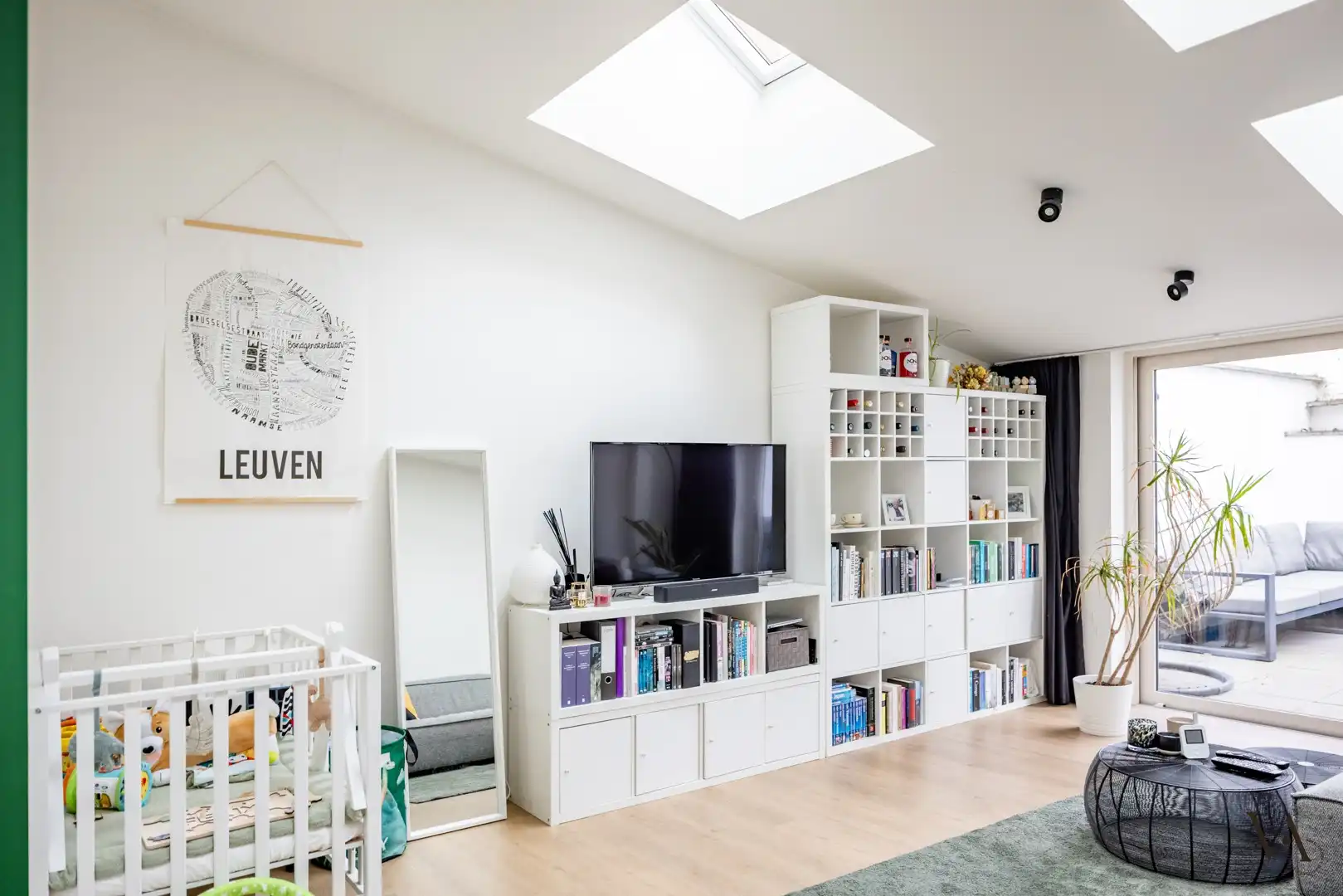 Volledig gerenoveerde woning met koer en dakterras in rustig straatje in Leuven foto 2