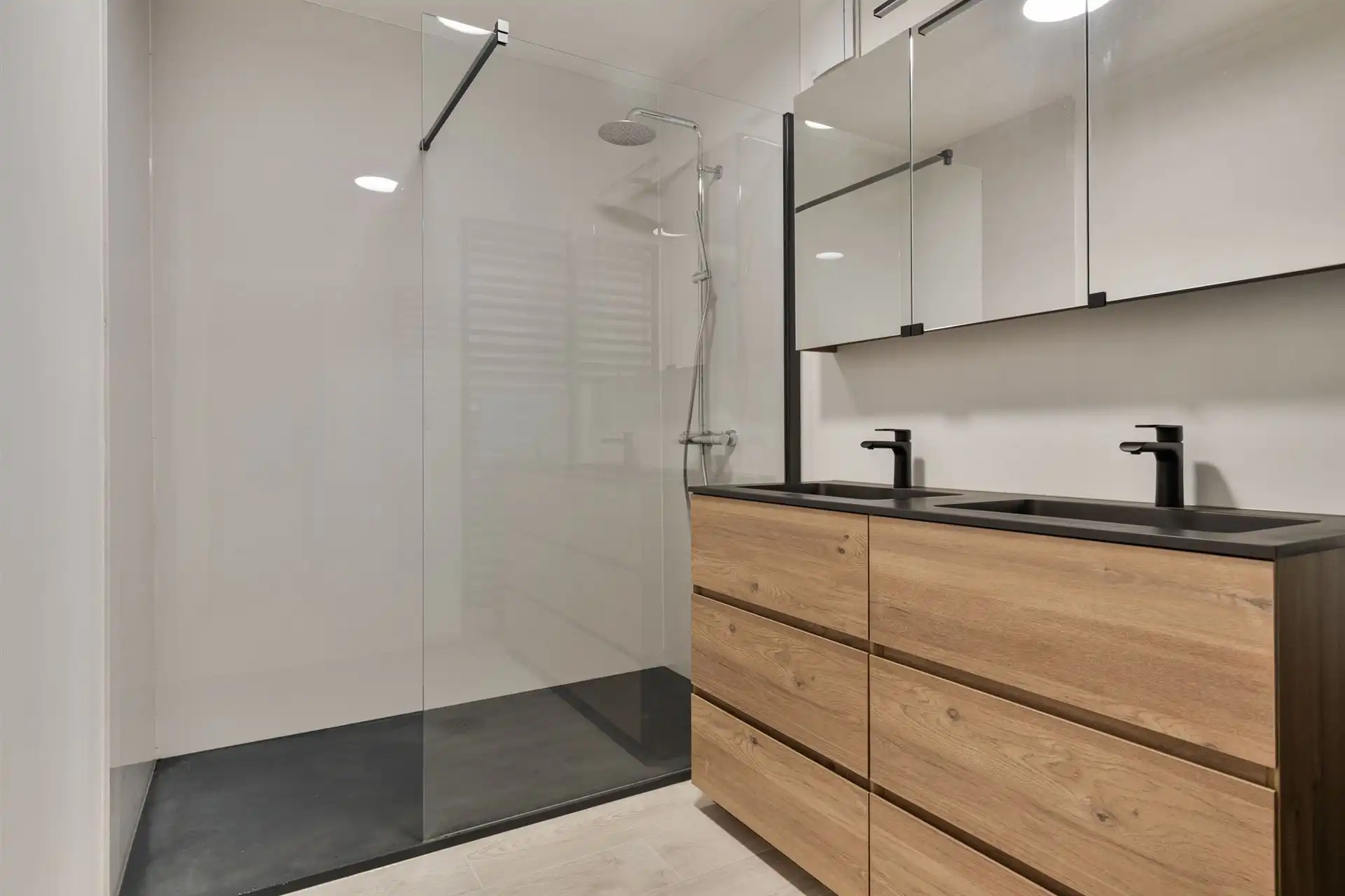 Appartement op 1ste verdieping met 2 slaapkamers en garage. foto 10