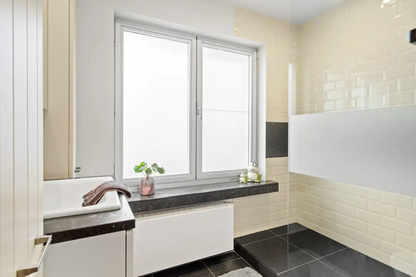 Gezellig, instapklaar app. op 1e verd. met 2 slpk., balkon en een garagebox foto 15