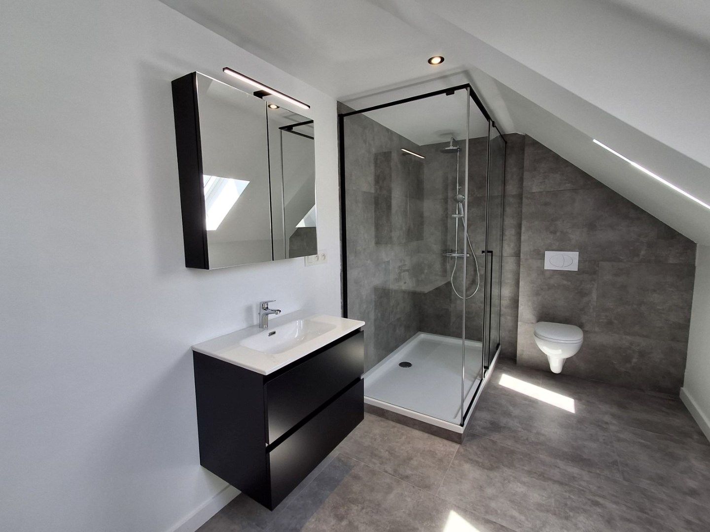 PRACHTIG GERENOVEERDE RIJWONING MET 2 SLPKS EN DUBBELE GARAGE foto 4