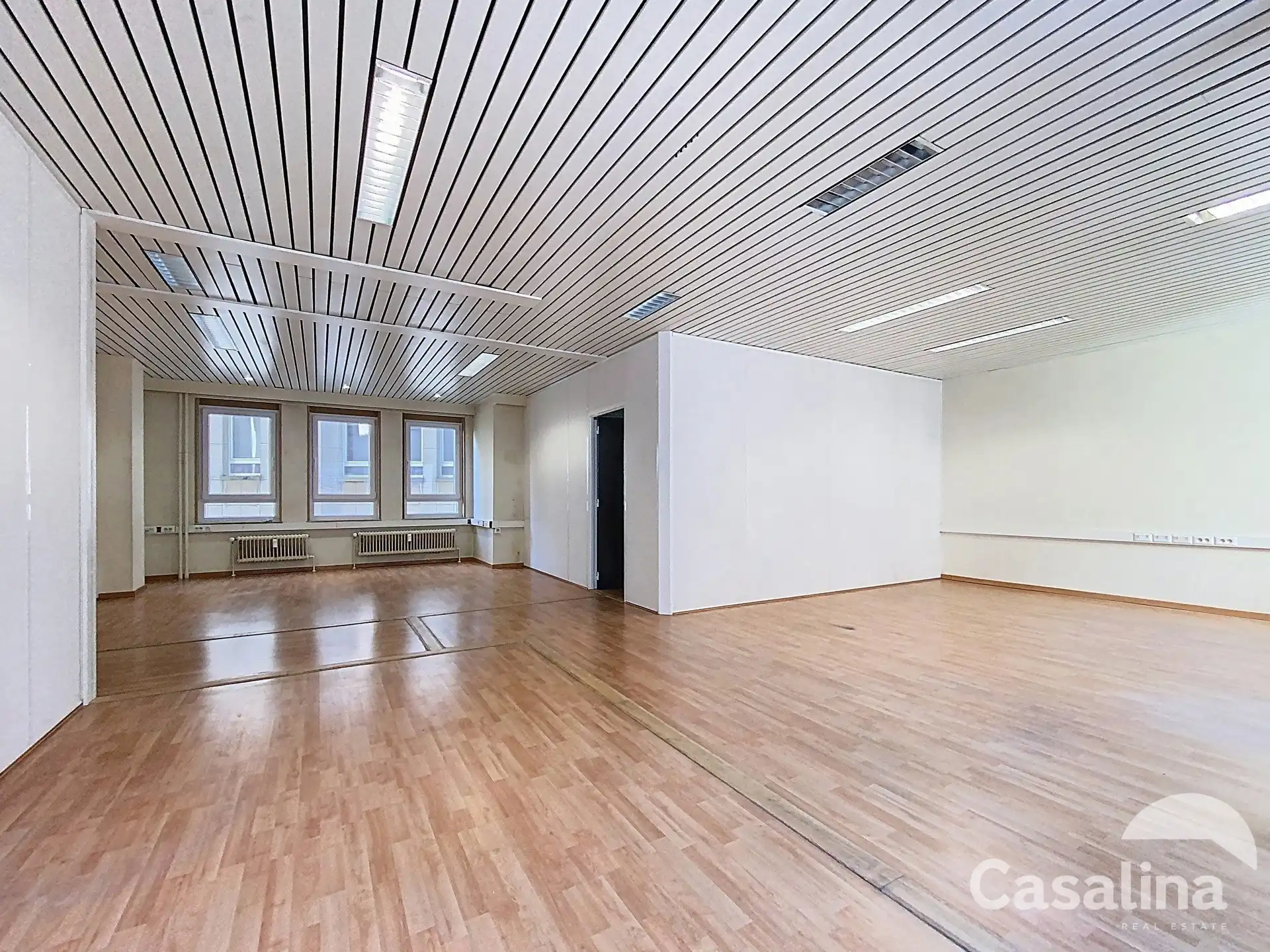 Ruime kantoorruimtes van 564 m², ideaal gelegen met parkings foto 3