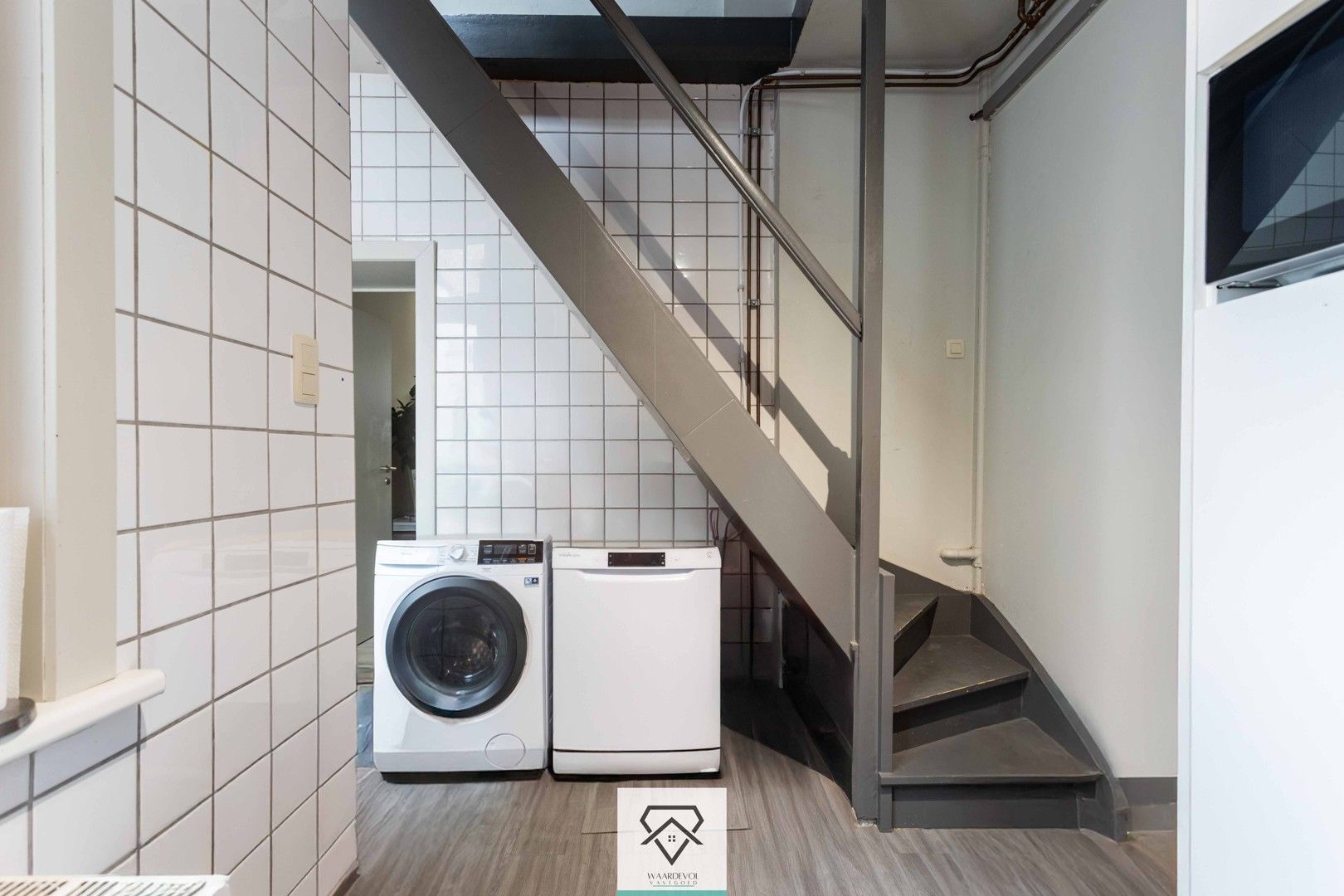 Instapklare stadswoning met 3 slaapkamers in verkeersluwe straat aan de Begijnengracht foto 9