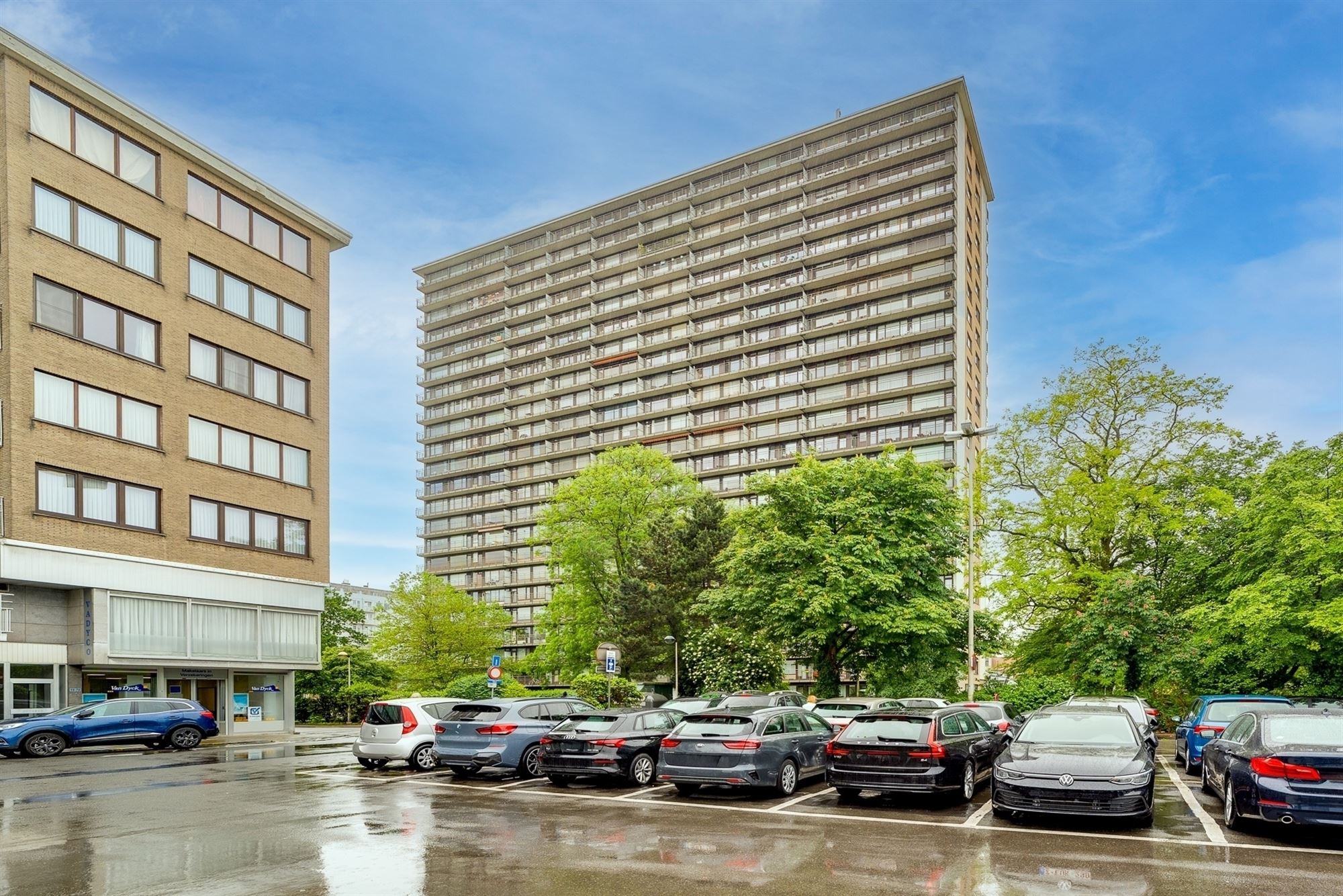 Gerenoveerd appartement met drie slaapkamers en terras in Wilrijk foto 14