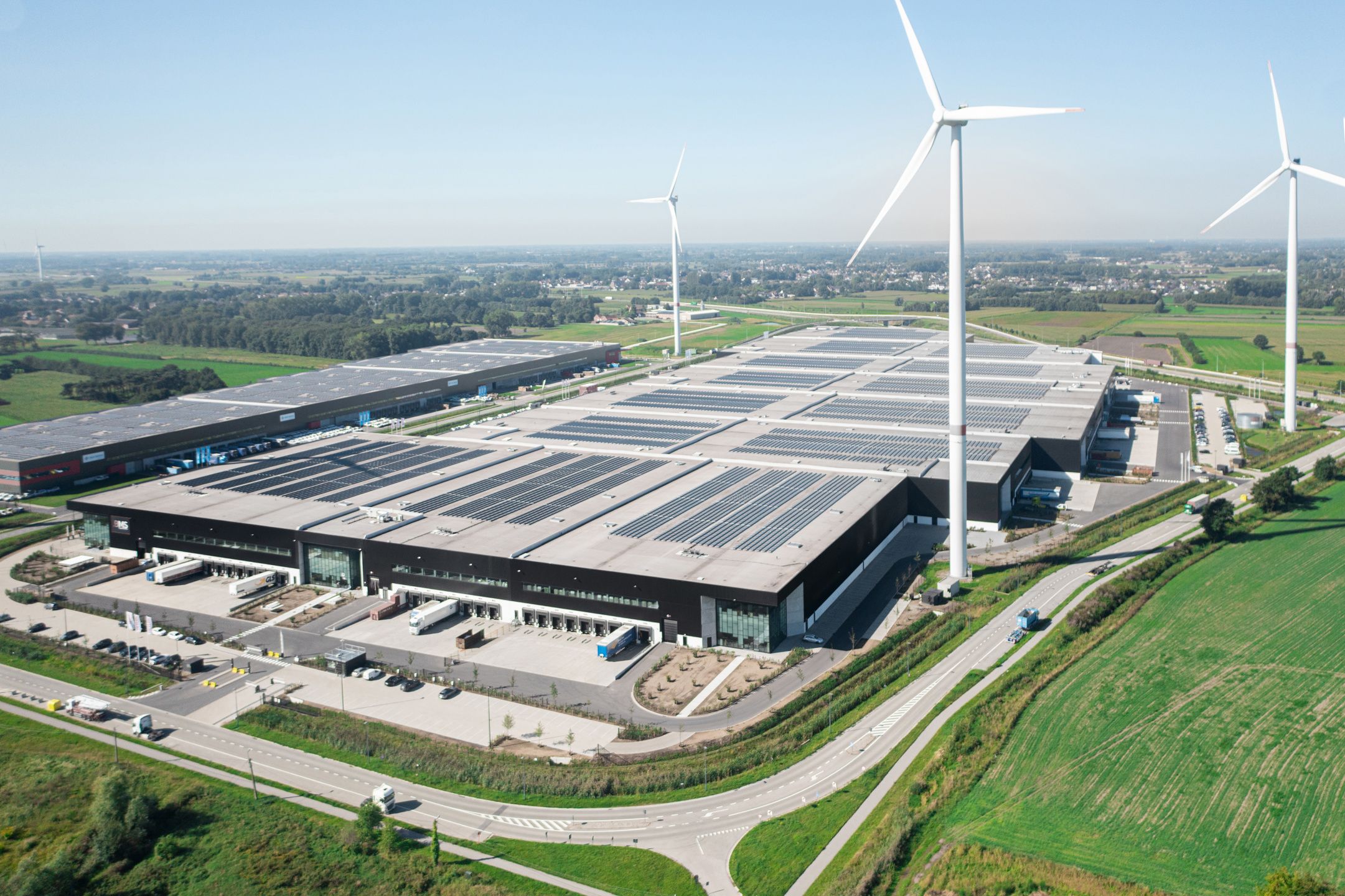 Magazijn met mezzanine en kantoor te huur foto 2