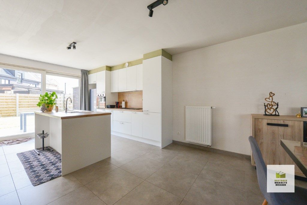Energiezuinige recente woning met 3 slaapkamers, tuin en carport in rustige straat te Sint-Joris foto 8