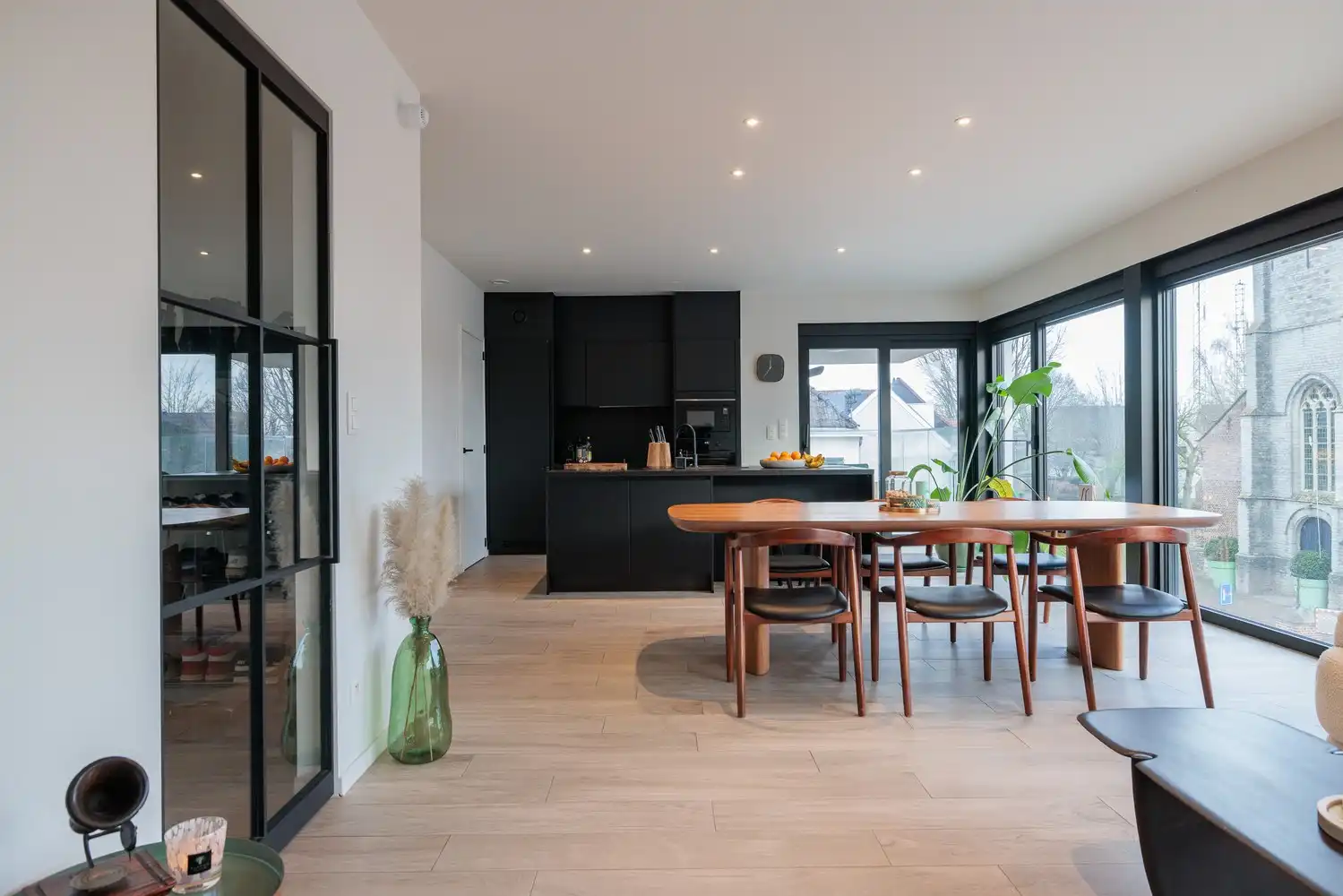 Recent en lichtrijk 2-slaapkamerappartement met garage foto {{pictureIndex}}