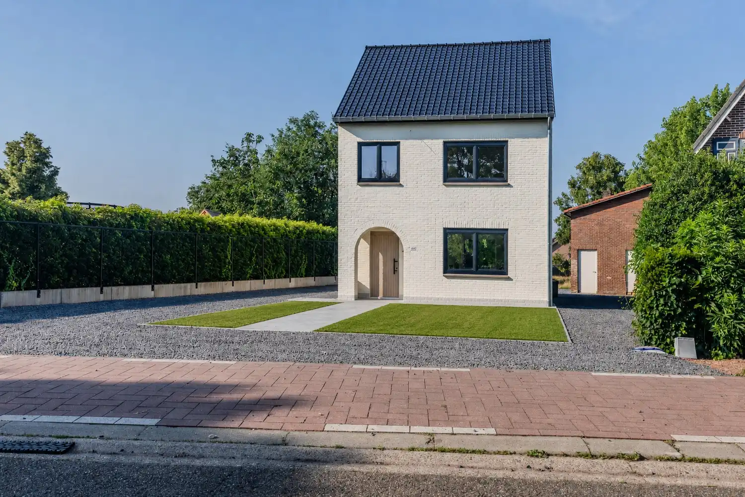 Volledig gerenoveerde huurwoning met drie slaapkamers en ruime tuin op toplocatie in Rekem foto 2
