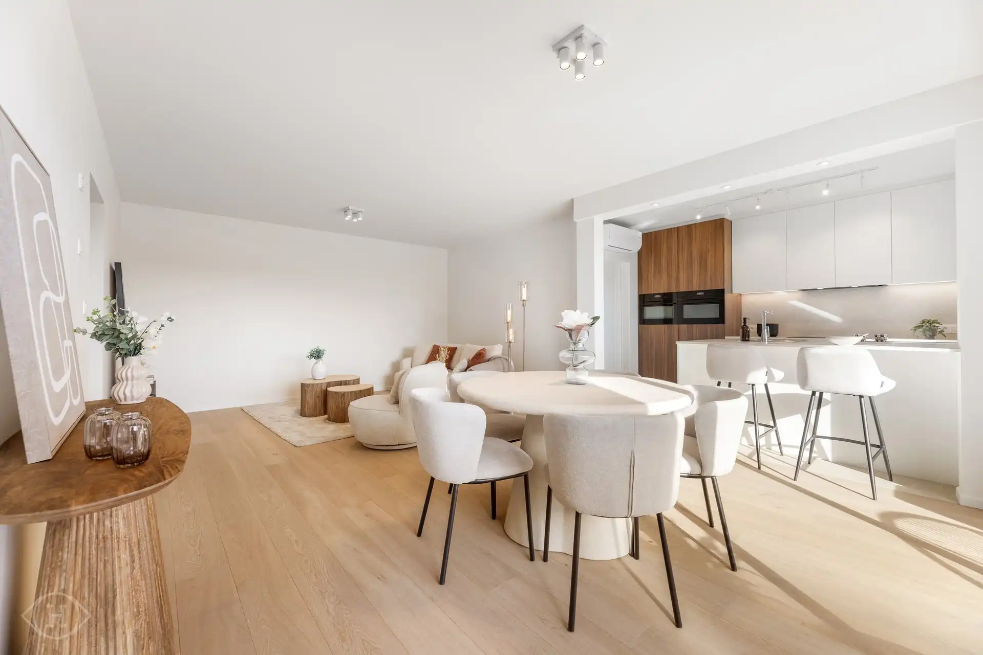 Volledig gerenoveerd 2-slpk appartement met garagebox foto {{pictureIndex}}
