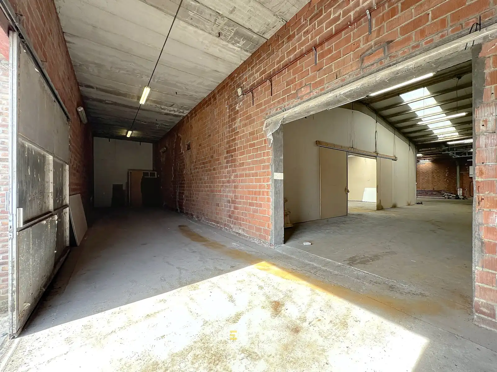 Baanwinkel voor bedrijf (productie, opslag, techniek, recreatie) met bijkomende verkoop naast Lecot, Basic-Fit, Hopsiepops, Eldi, Van Haaren,... vlak bij de RING aan de Poort tot Poperinge ! foto 7