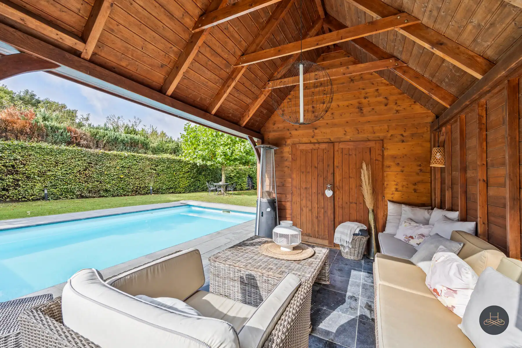 Imposante ruime villa met zwembad en een prachtige tuin foto 8