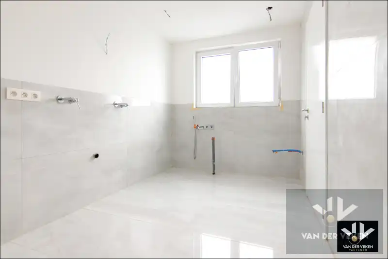 Voll gerenoveerde woning met 5 slpk 3 badk foto 12