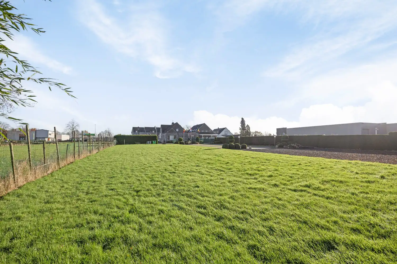 Bedrijfspand met woonst op perceel met commerciële mogelijkheden (ca. 38a) foto 8