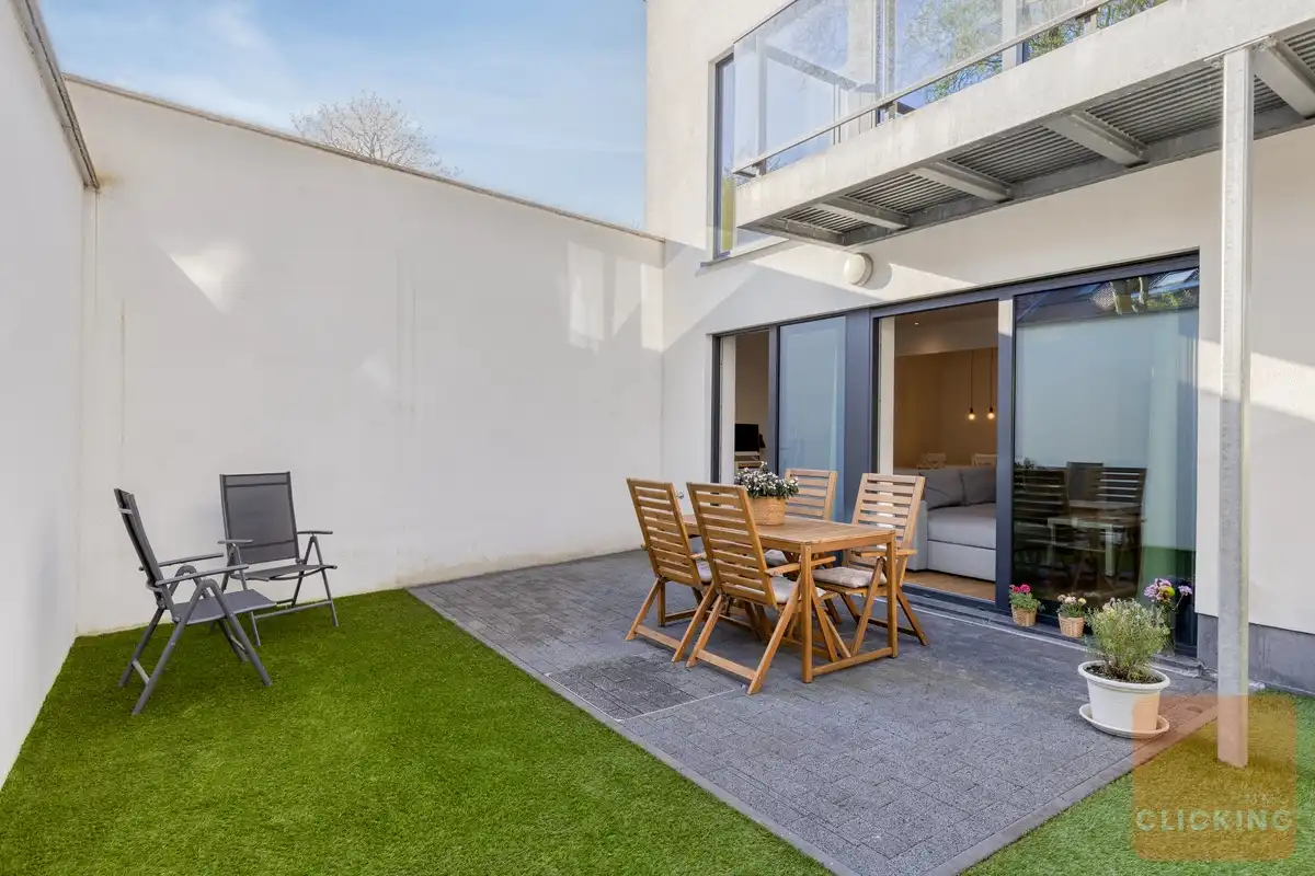 Stijlvol en recent appartement met tuin en patio foto 3