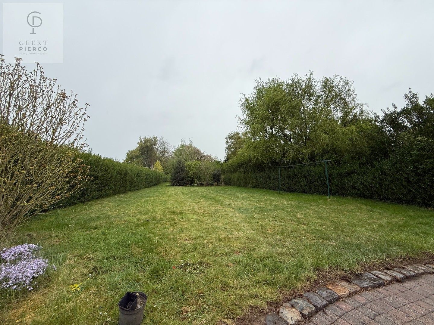 Eigentijdse woonst met ruime tuin foto 34