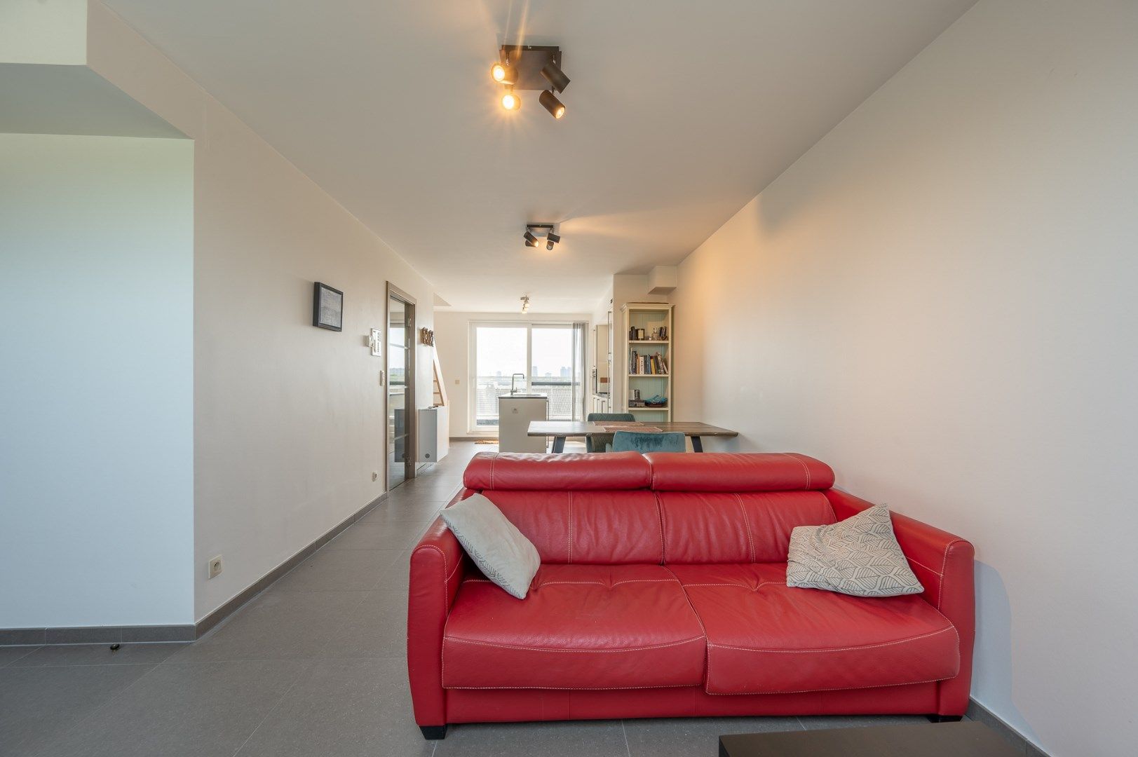 Instapklaar appartement met garage op centrale ligging te Bredene. foto 2