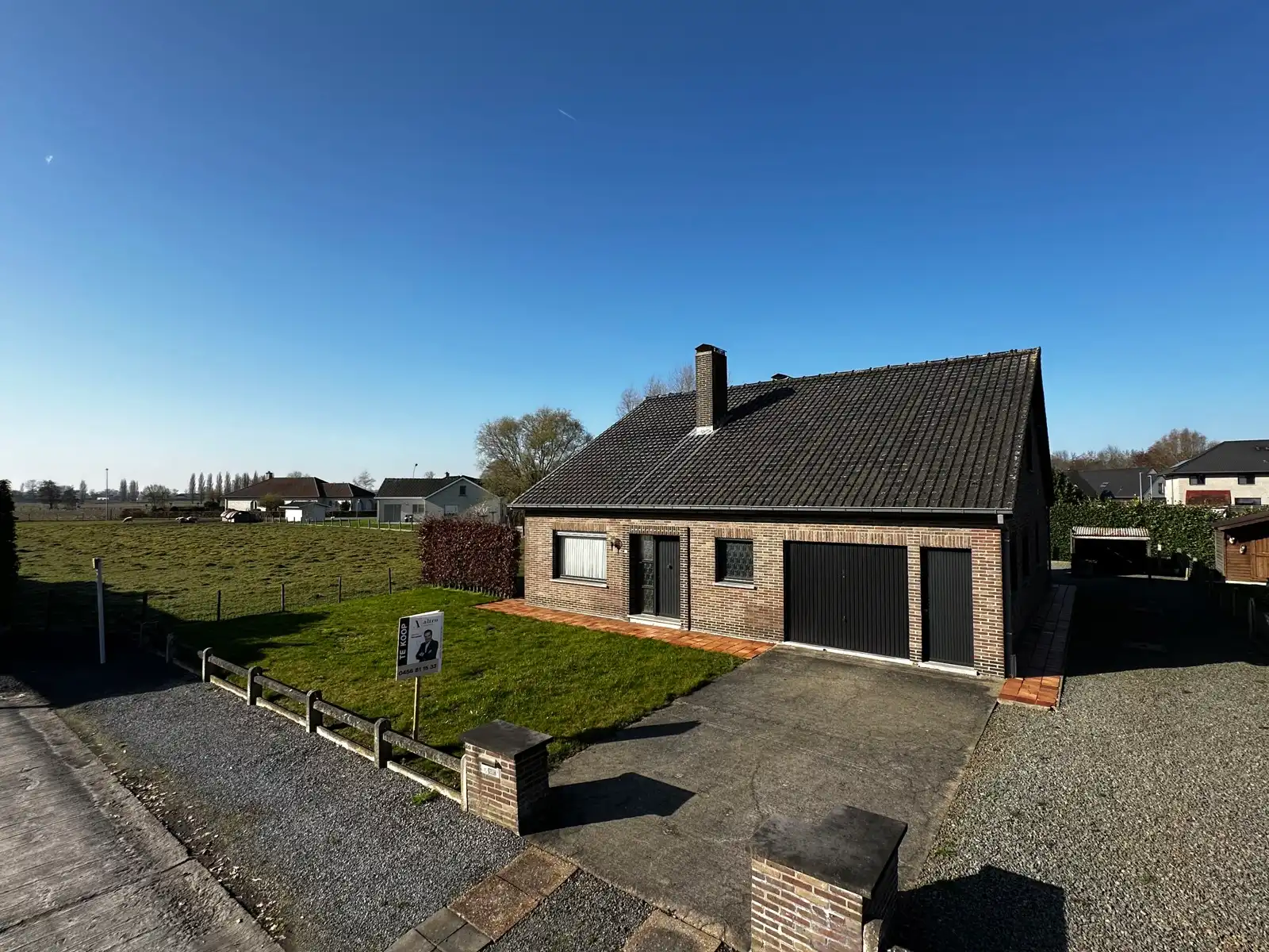 Hoofdfoto van de publicatie: Te renoveren woning in een residentiële wijk in Lotenhulle