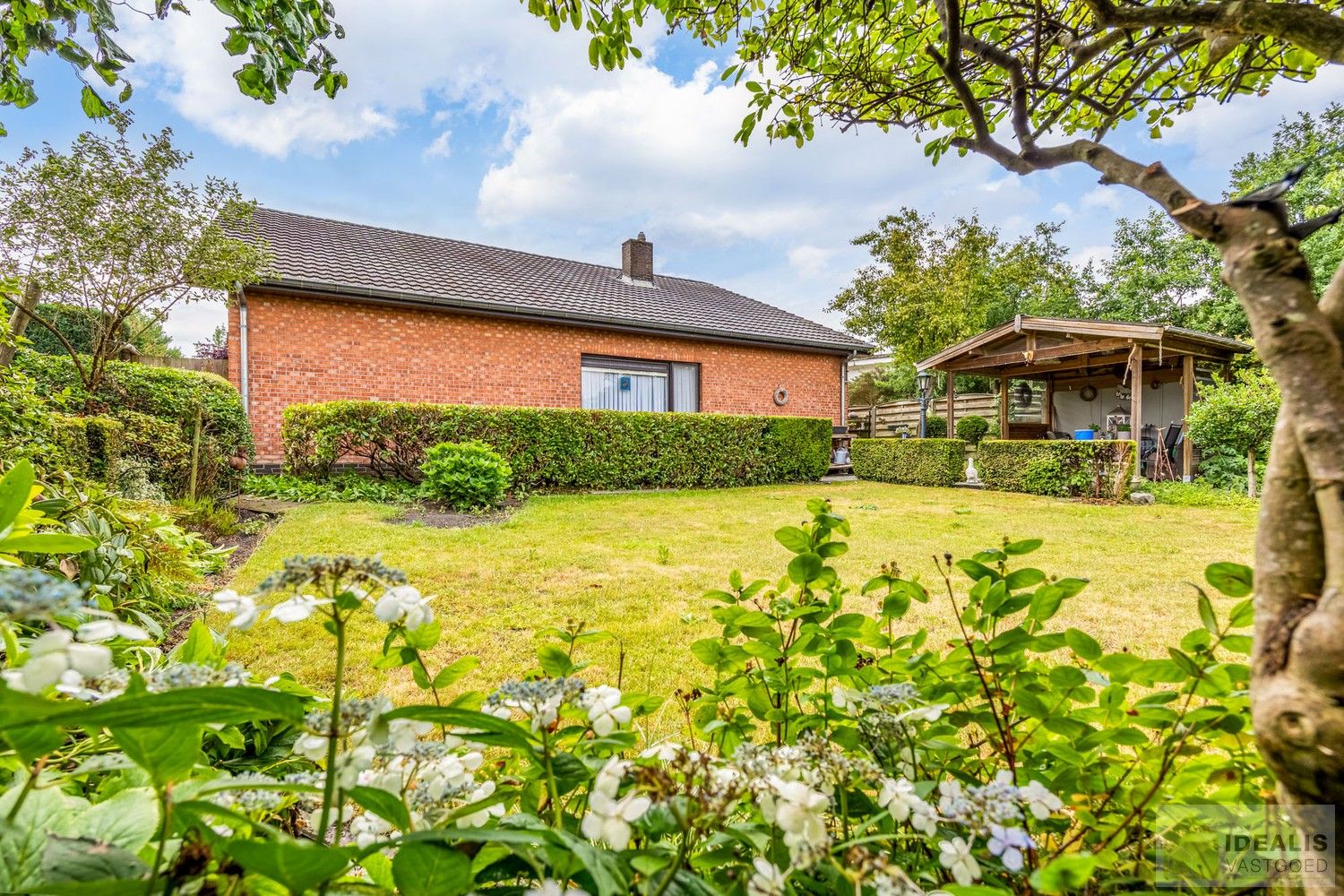 Aangename karakterwoning op fijne locatie te Pelt. Deze woning omvat maar liefst +-124m² netto bewoonbare oppervlakte op een perceel van 7a 36ca met een ruime woonkamer, 3 slaapkamers, badkamer, wasplaats en eventueel af te werken zolder vlakbij de dorpskern van Pelt! Uiterst geschikt voor kandidaten op zoek naar een betaalbare doch instapklare woning. foto 28