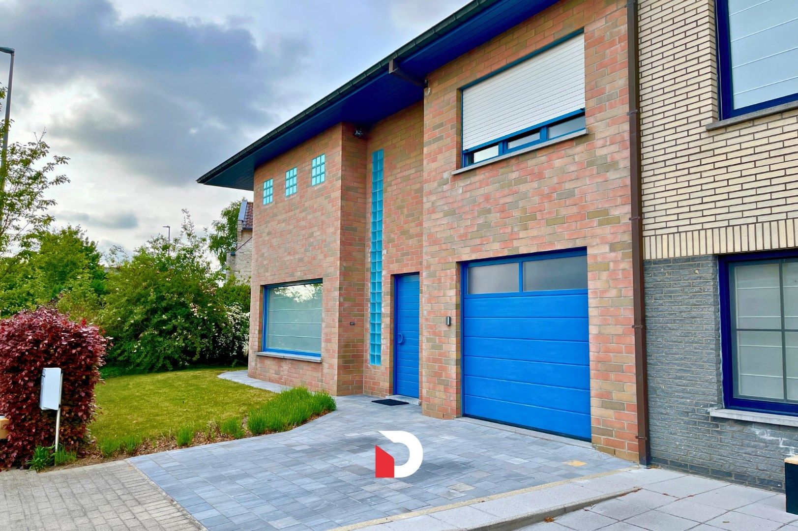 Ruime half open woning met 3 slaapkamers en prachtige tuin foto {{pictureIndex}}