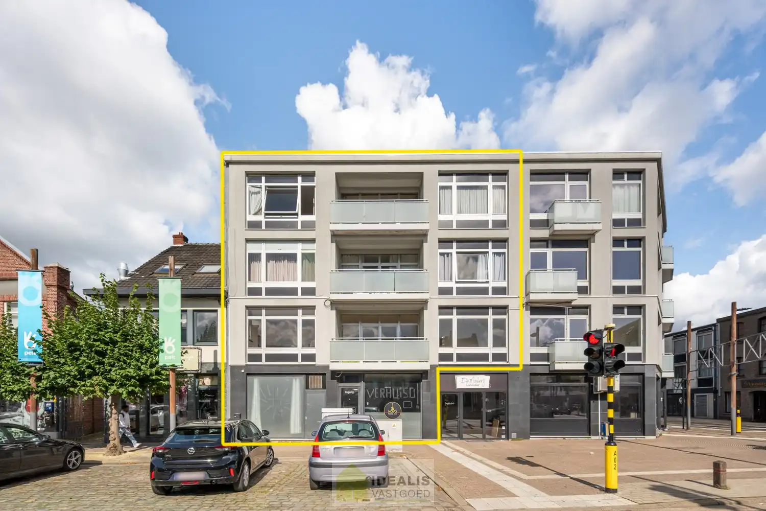 IDEALIS VASTGOED -  INVESTERINGSEIGENDOM BESTAANDE UIT 2 GELIJKVLOERSE HANDELSPANDEN EN 5 BOVENLIGGENDE APPARTEMENTEN IN HET CENTRUM VAN PELT! – te renoveren investeringseigendom op een toplocatie in Pelt (Neerpelt). Gelijkvloers 2 handelspanden, op de 1ste verdieping een 3 slpk.-appartement, 2de verdieping een 3 slpk.-appartement en een 1 slpk.-appartement en op de 3de verdieping een 3 slpk.-appartement en een 1 slpk.-appartement. Geschikt voor zij die zoeken naar een interessante investering in het centrum van Pelt. foto {{pictureIndex}}