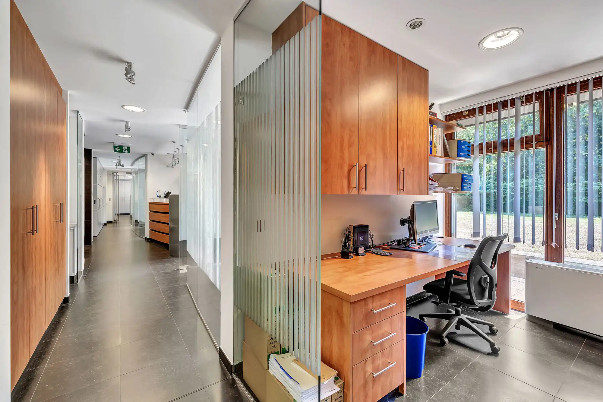 Instapklaar commercieel gelijkvloers op strategische locatie foto 19