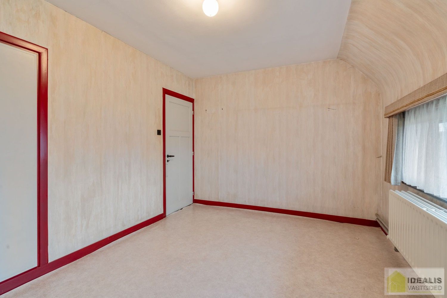 TE RENOVEREN WONING MET EEN RUIME WOONKAMER, KEUKEN MET EETKAMER, 4 AANGENAME SLAAPKAMERS WAARVAN 1 GELIJKVLOERS, BADKAMER, BERGING EN KELDER GELEGEN OP EEN PERCEEL VAN MAAR LIEFST 14A 94CA IN HET GEZELLIGE GROTE-BROGEL (PEER)! De woning omvat ca.150m² netto bewoonbare oppervlakte met op het gelijkvloers een ruime leefruimte, aansluitend keuken met eetkamer, een badkamer, slaapkamer en op de verdieping 3 ruime slaapkamers! De woning is rustig gelegen vlak bij de dorpskern van het gezellige Grote-Brogel en op enkele autominuten verwijderd van de centra van Peer, Kaulille, Bocholt en Bree. Ideaal voor zij die op zoek zijn naar een volledig naar eigen smaak te renoveren woning op een zeer ruim perceel! foto 19