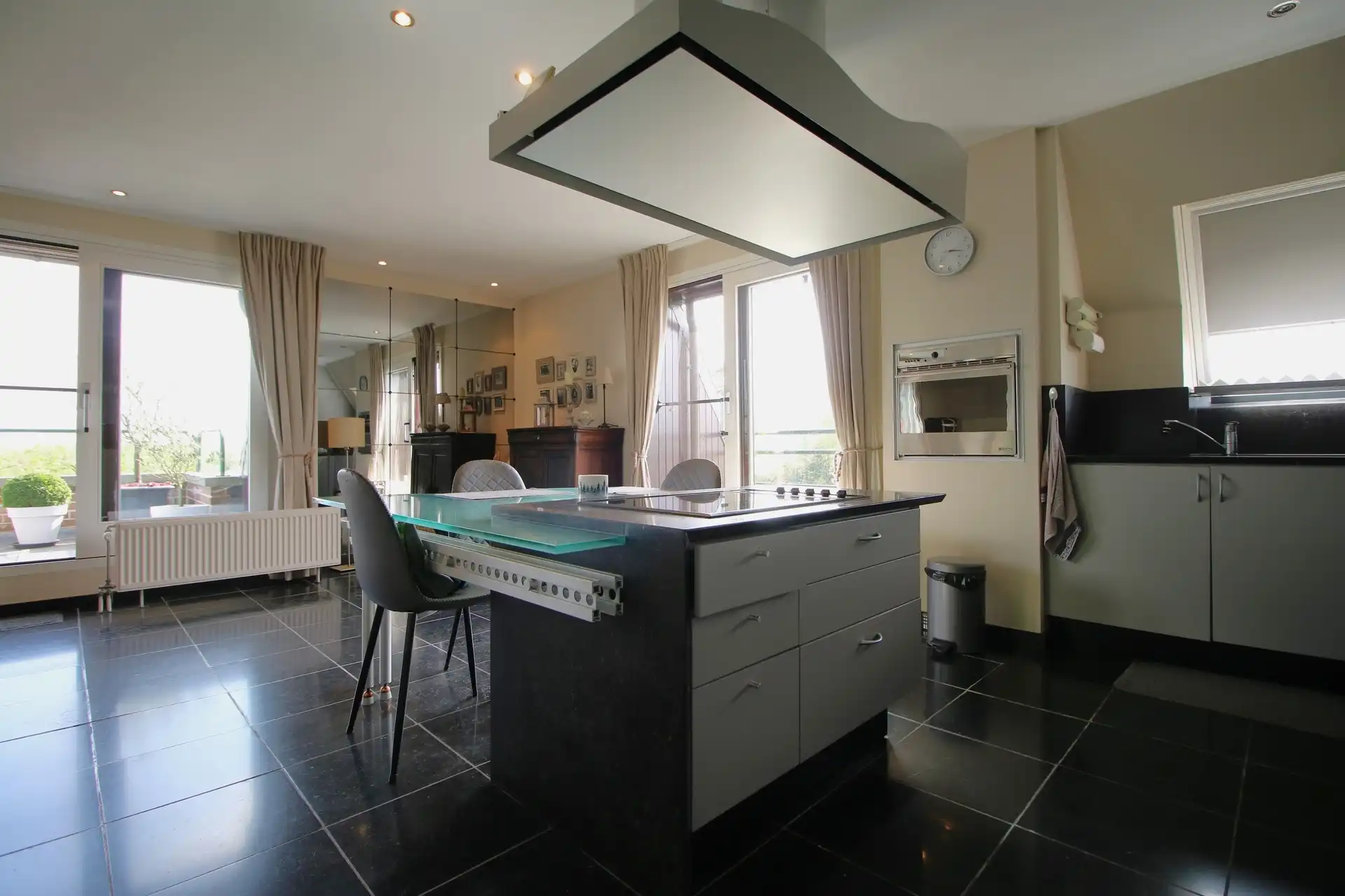 Ruim appartement op 3de verdieping met 2 garages foto 8