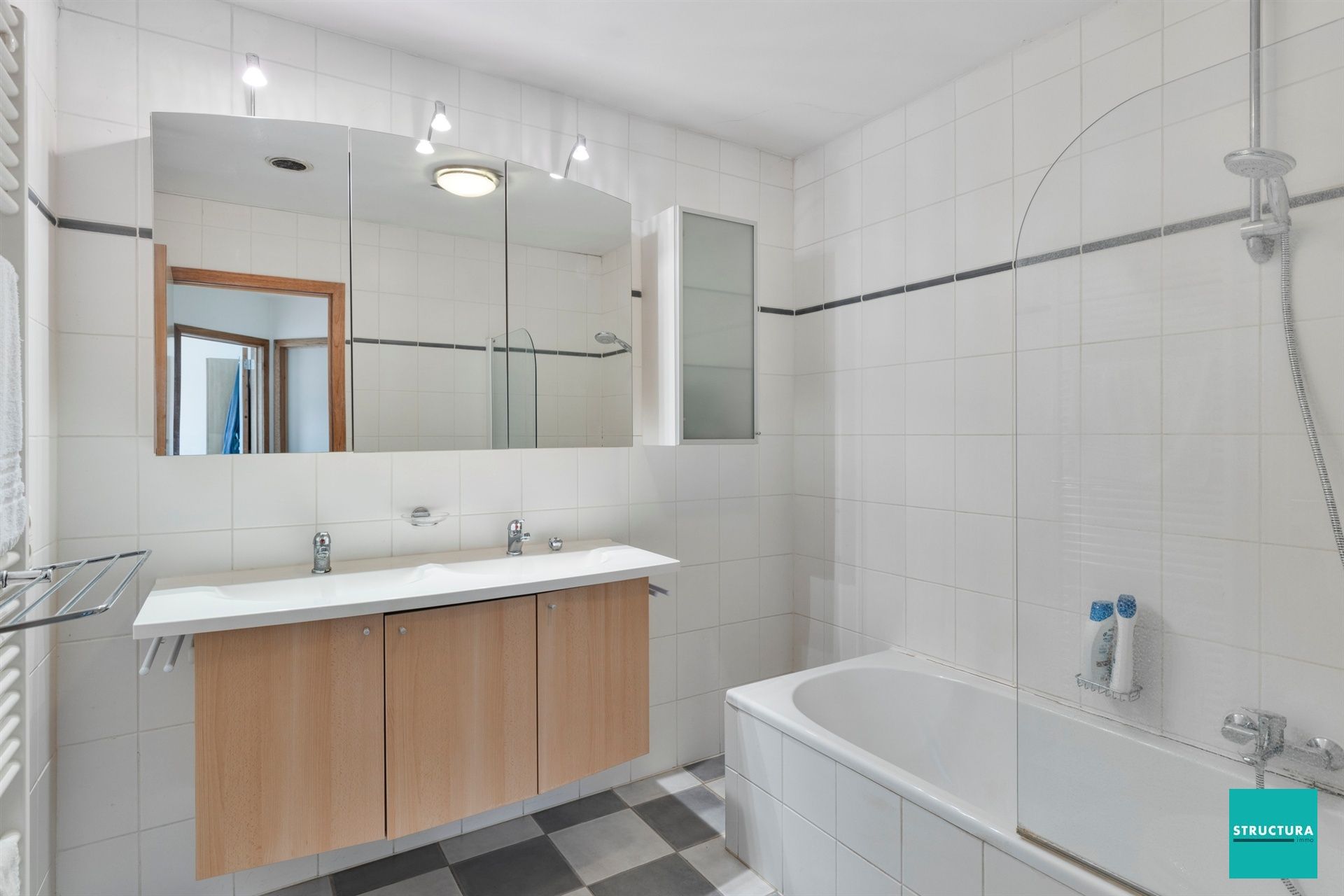 Instapklaar appartement met 2 kamers en terras foto 8