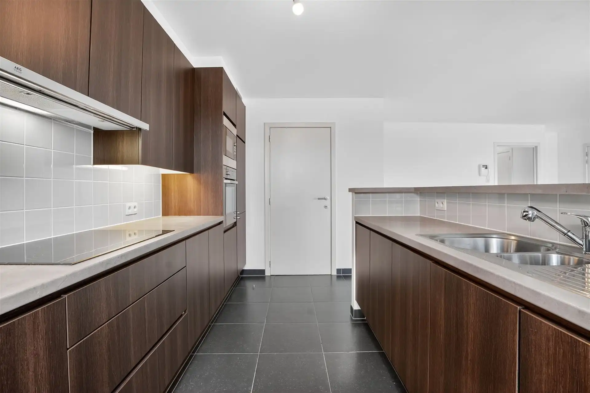 CENTRALE LIGGING / STAANPLAATS foto 13